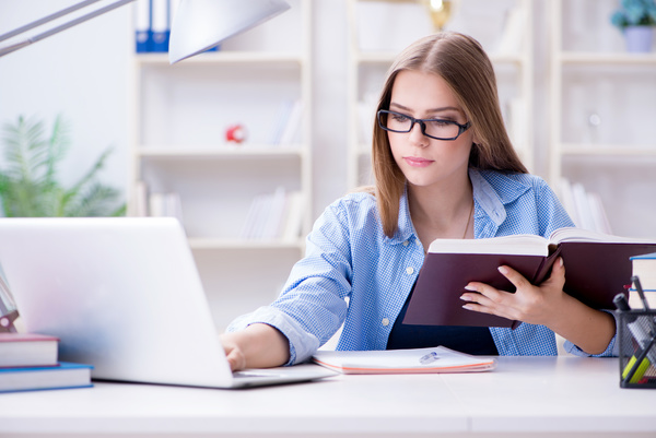 تصویر یک انتخاب مقرون به صرفه برای دانش آموزان با لپ تاپ های میان رده