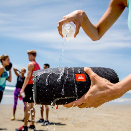 تصویر جی بی ال یک انتخاب عالی در میان اسپیکرهای بلوتوثی (دلایل خرید اسپیکر بلوتوثی JBL)